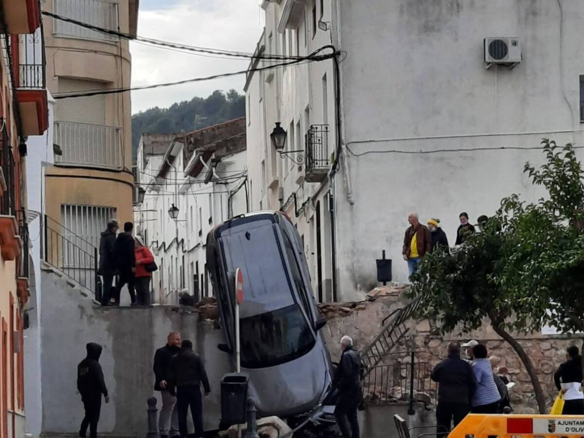 Aparatoso accidente en la ciudad de Oliva con 4 heridos