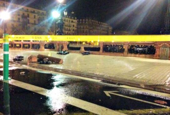 El fuerte oleaje ha arrancado parte de la barandilla de piedra del puente de María Cristina.