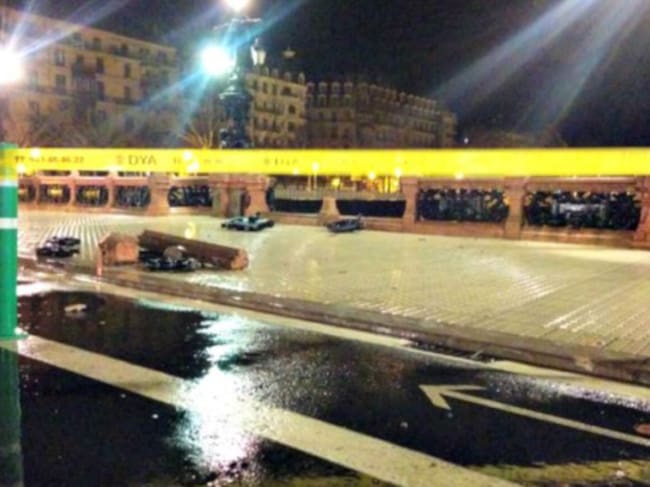 El fuerte oleaje ha arrancado parte de la barandilla de piedra del puente de María Cristina.