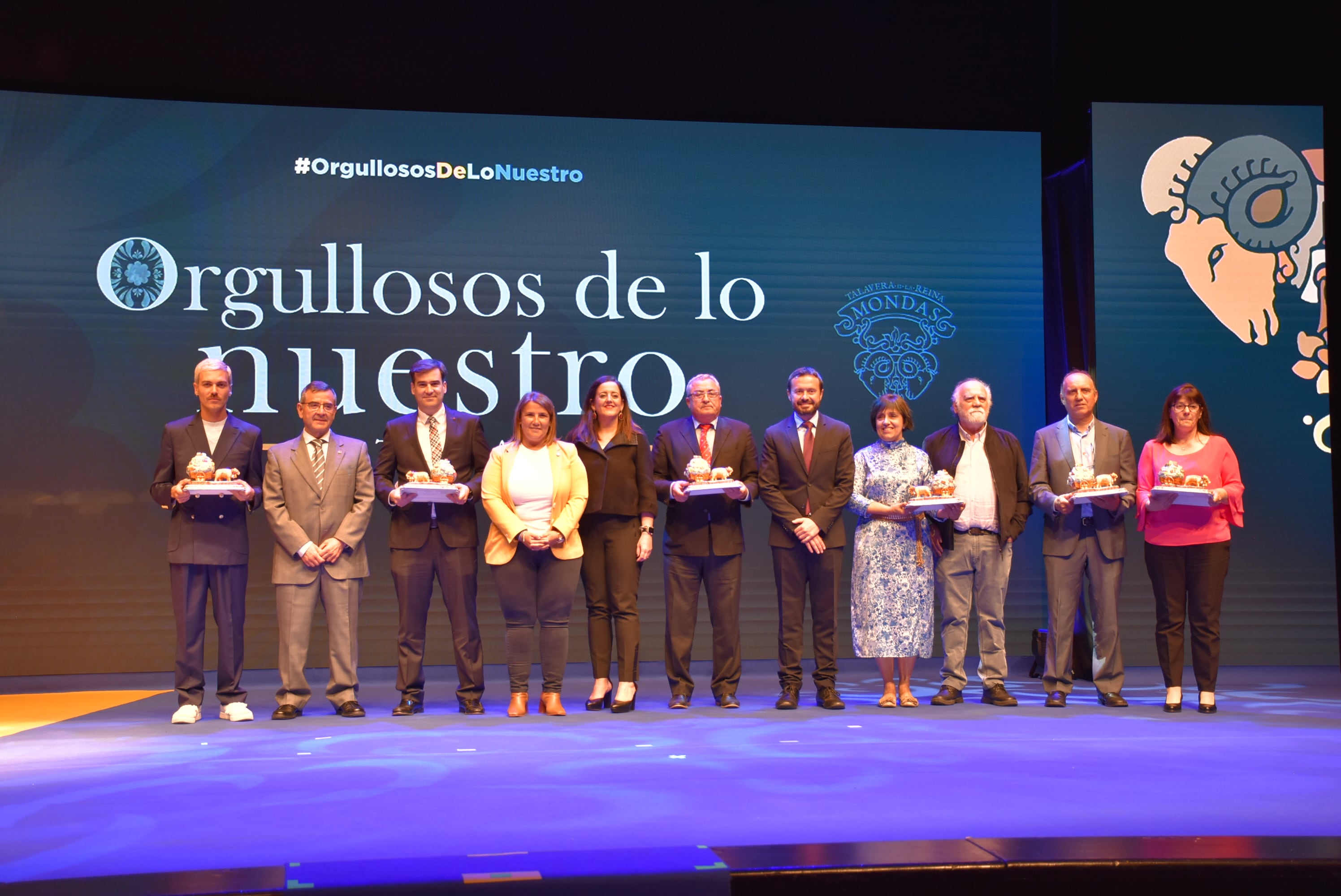 La alcaldesa junto a los premiados