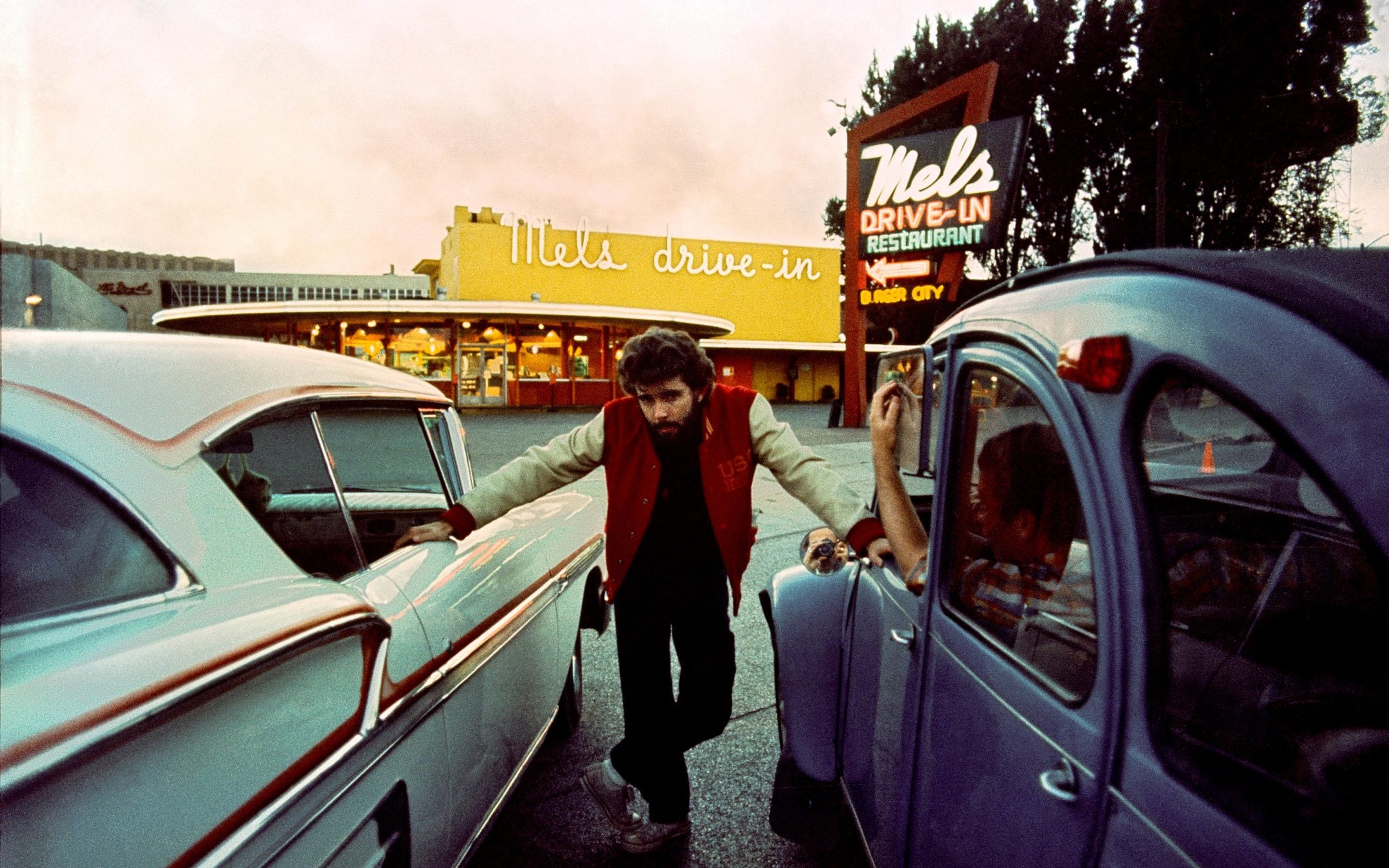 George Lucas en un momento del rodaje de American Graffiti