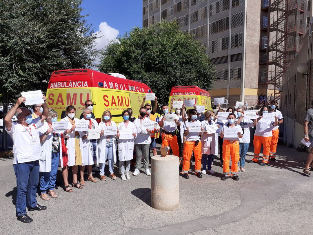 Imagen de archivo de los trabajadores del CICU de Alicante en una concentración a las puertas del Hospital General Universitario de Alicante