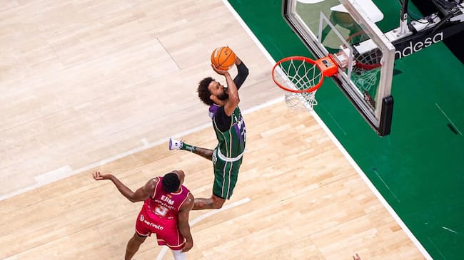 El ala-pívot del Unicaja James Webb, el máximo anotador del encuentro ante el Hiopos Lleida