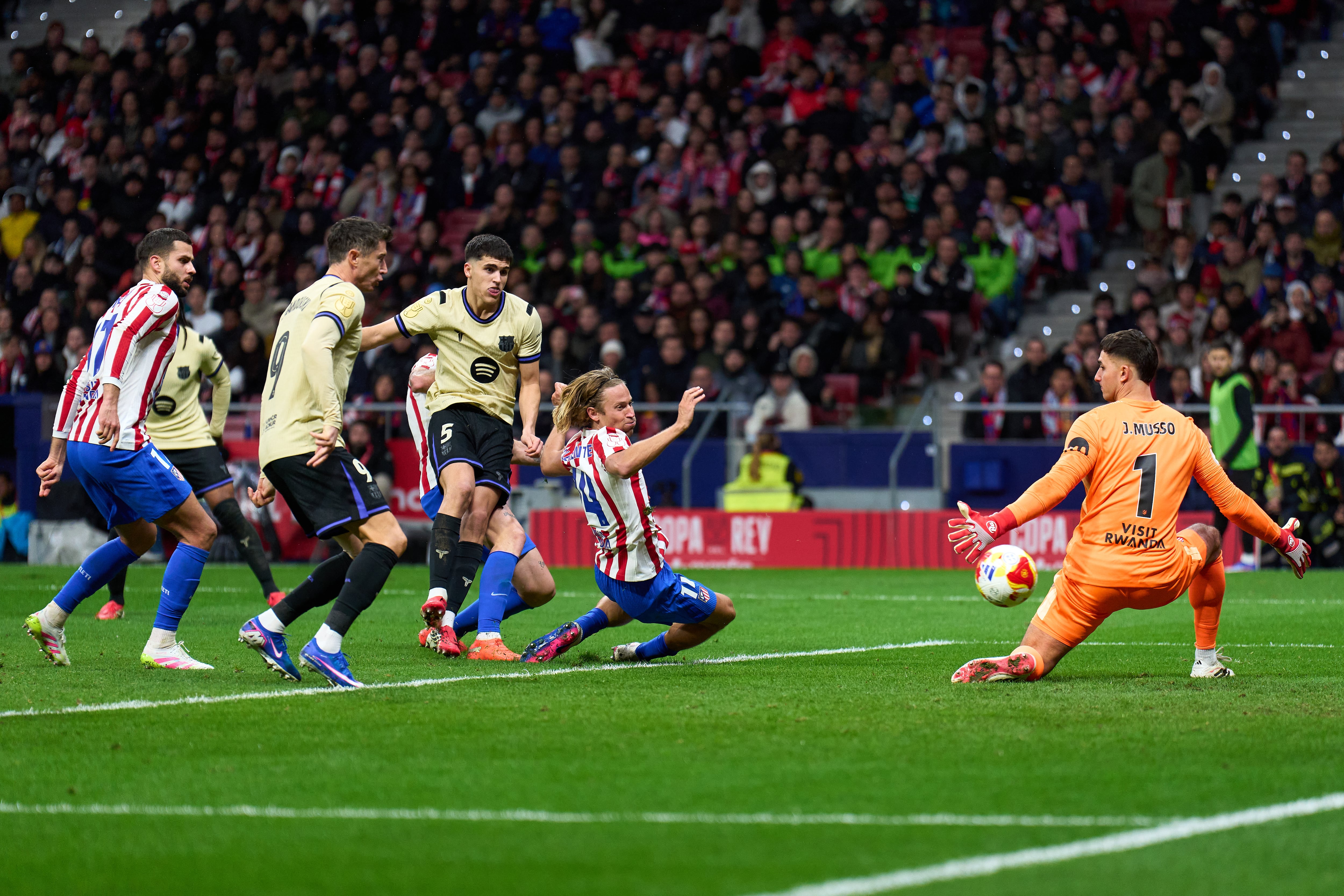 Pau Cubarsí anota el gol del FC Barcelona en la semifinal ante el Atlético de Madrid, que posteriormente fue anulado