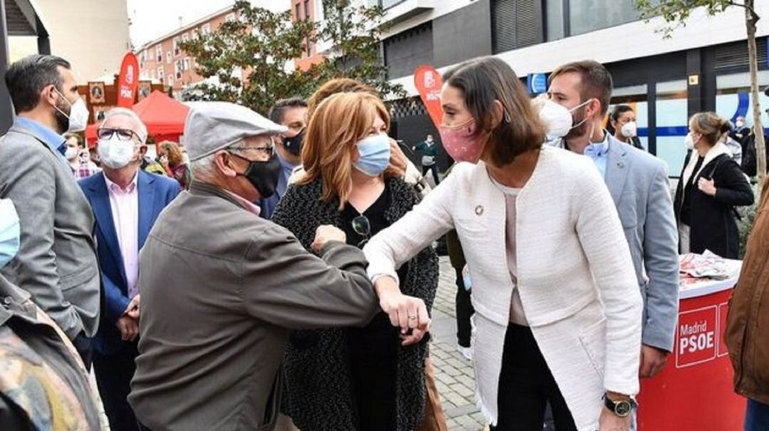 La ministra de Industria y Turismo, Reyes Maroto, saludando a los vecinos de la localidad junto a la alcaldesa, Natalia de Andrés