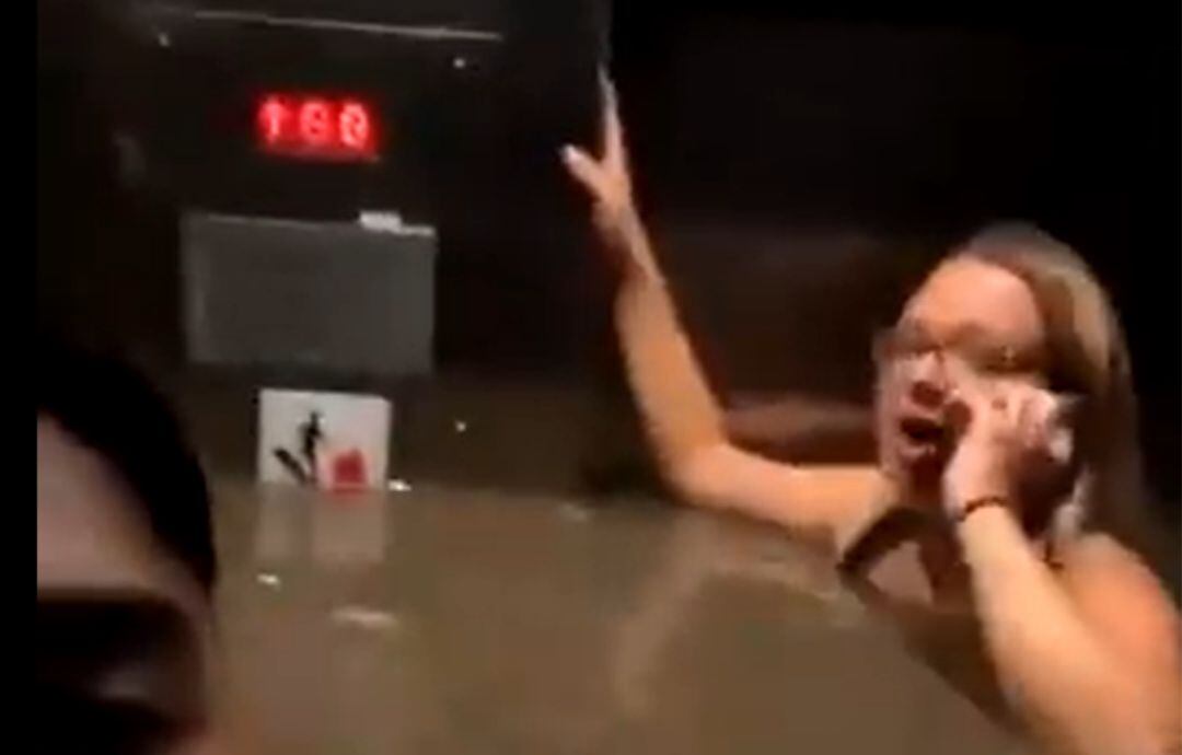 Tres amigos con el agua en el pecho encerrados en un ascensor