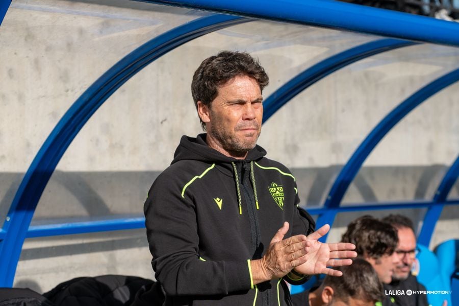 El míster catalán aplaude desde el banquillo.