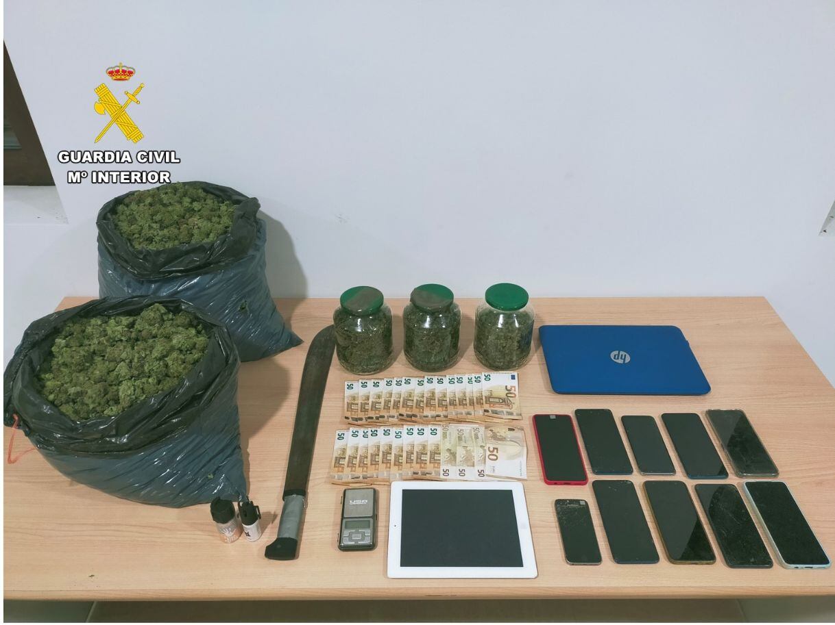 El material incautado por la Guardia Civil en la operación que desmanteló una plantación de marihuana en Ibi.