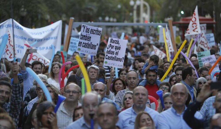 Familias, en una de las pasadas protestas organizadas por la FAPA Gabriel Miró contra el decreto de plurilingüismo del conseller Marzà.