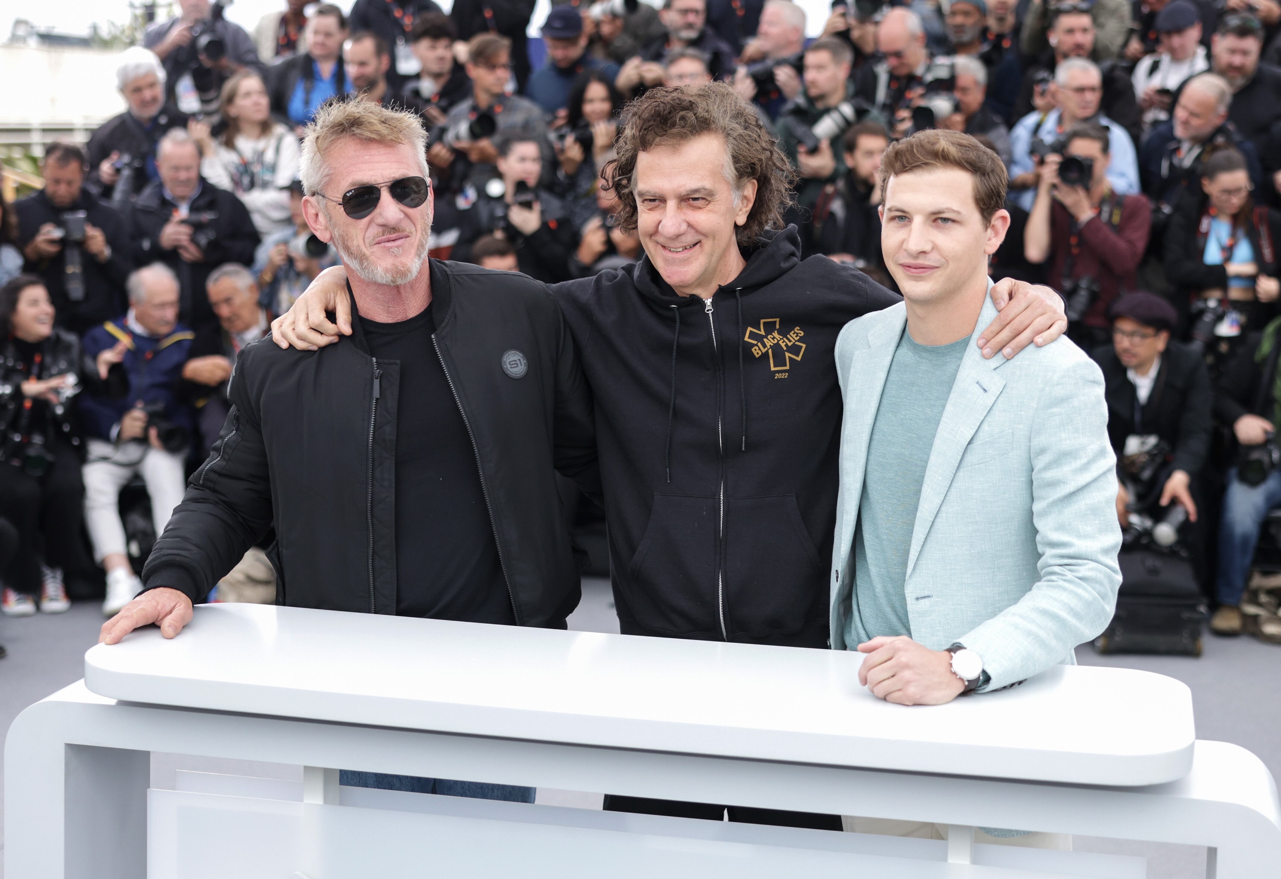 Sean Penn, Jean-Stéphane Sauvaire y Tye Sheridan presentan &#039;Black Flies&#039; en Cannes (Photo by Pascal Le Segretain/Getty Images)