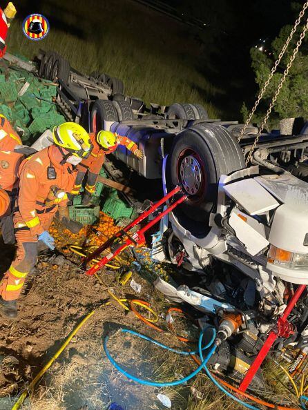 Bomberos de Gandia y Cullera rescatan al conductor en Xeresa