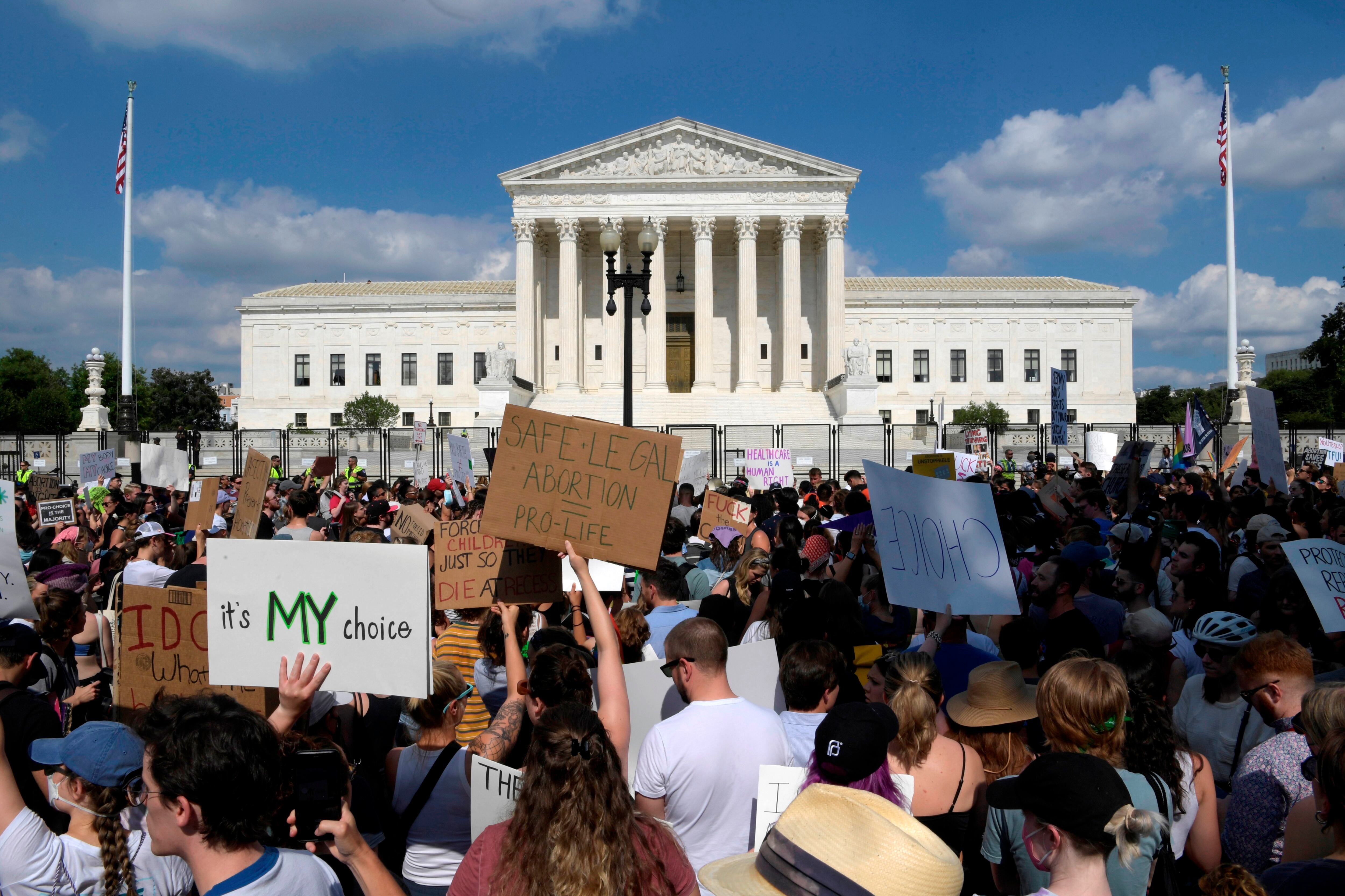 Decenas de mujeres protestan en una manifestación contra el fallo que prohíben el aborto, frente al Tribunal Supremo en Washington.