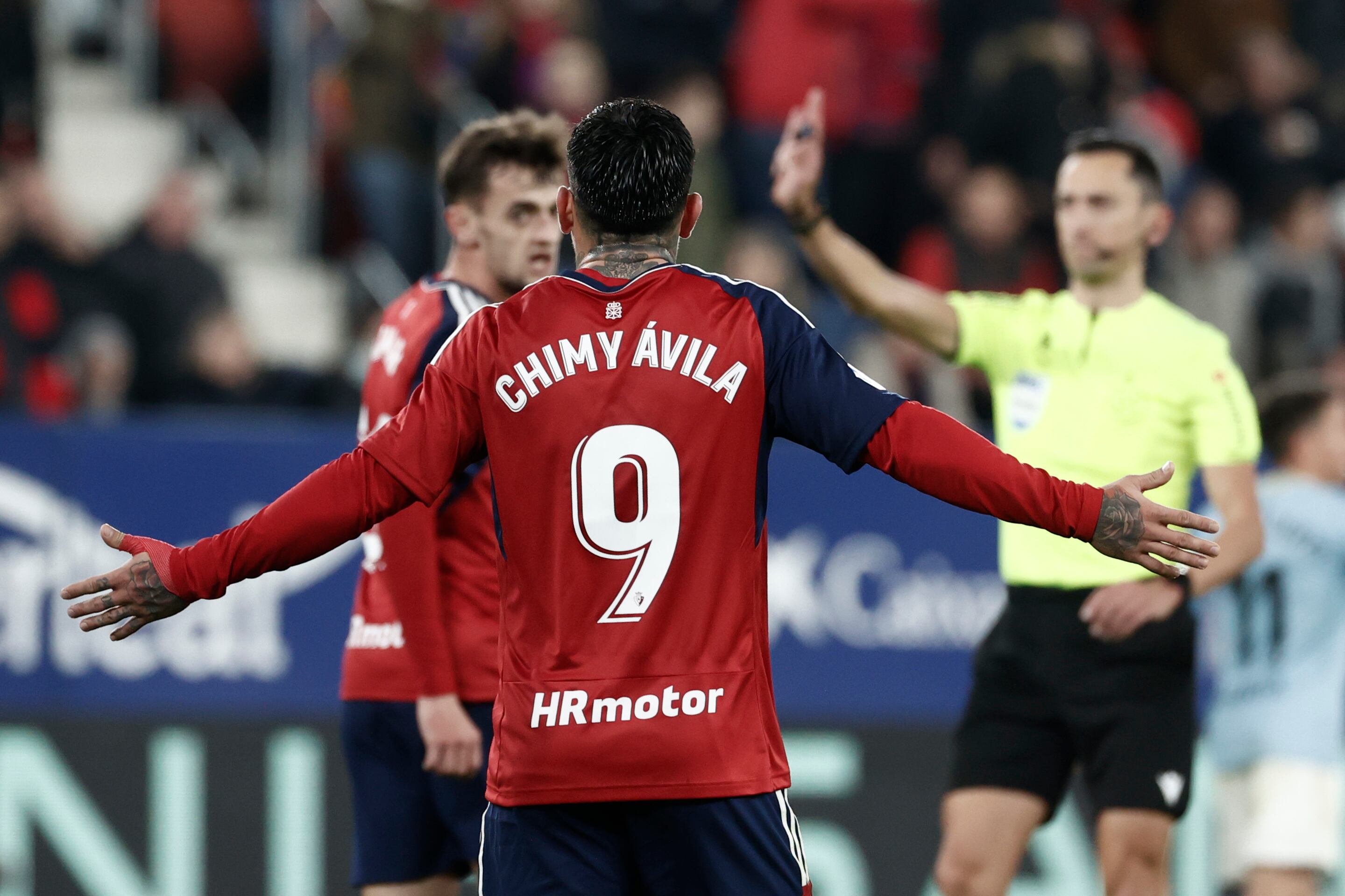 El delantero argentino de Osasuna, Chimy Ávila, protesta una acción arbitral durante el encuentro ante el Celta en el estadio de El Sadar de Pamplona.