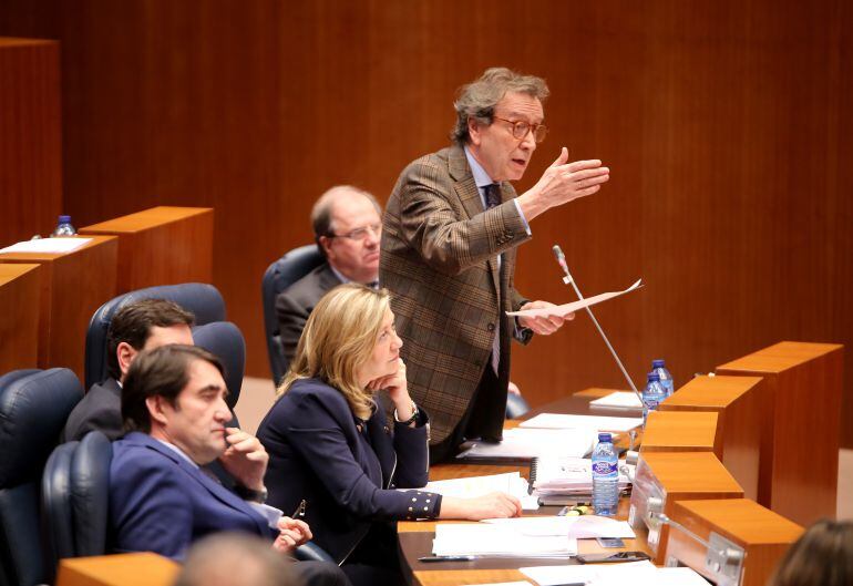 El consejero de la Presidencia, José Antonio de Santiago-Juárez, interviene en el Pleno de las Cortes