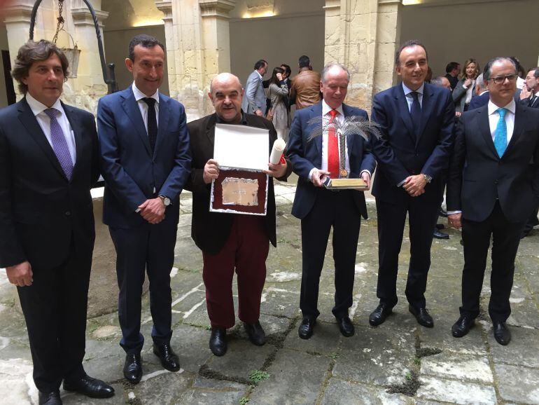 Los premiados con el alcalde y miembros de la Asociación