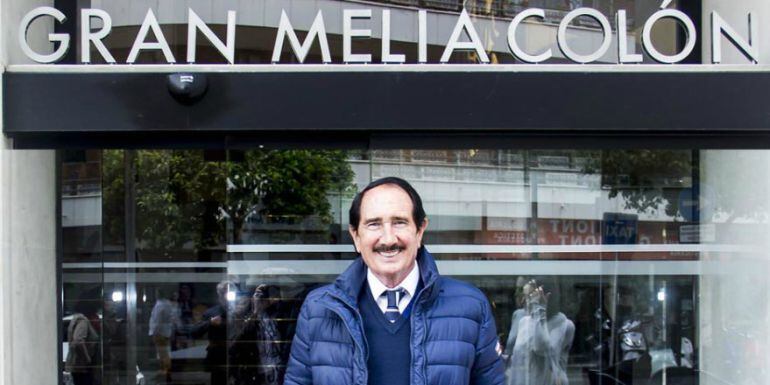 Manolo Molés, ante la entrada del Hotel Gran Meliá Colón