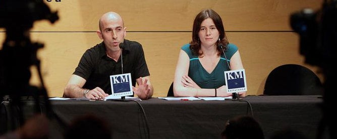 Los representantes de la productora Zinez, responsable del documental sobre cinco presos de ETA &quot;Ventanas al interior&quot;, Haizea Belza y el abogado Luix Barinagarrementeria, durante la rueda de prensa que han ofrecido  en San Sebastián.