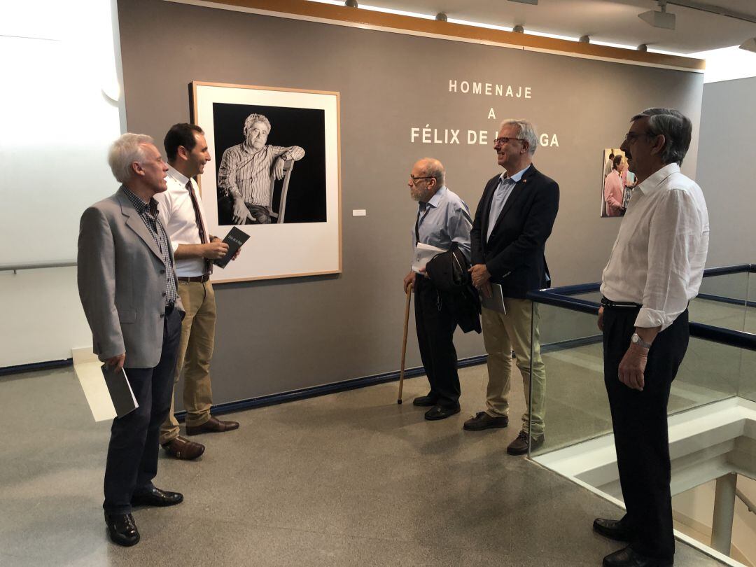 Representantes de las instituciones palentinas en el homenaje a Félix de la Vega