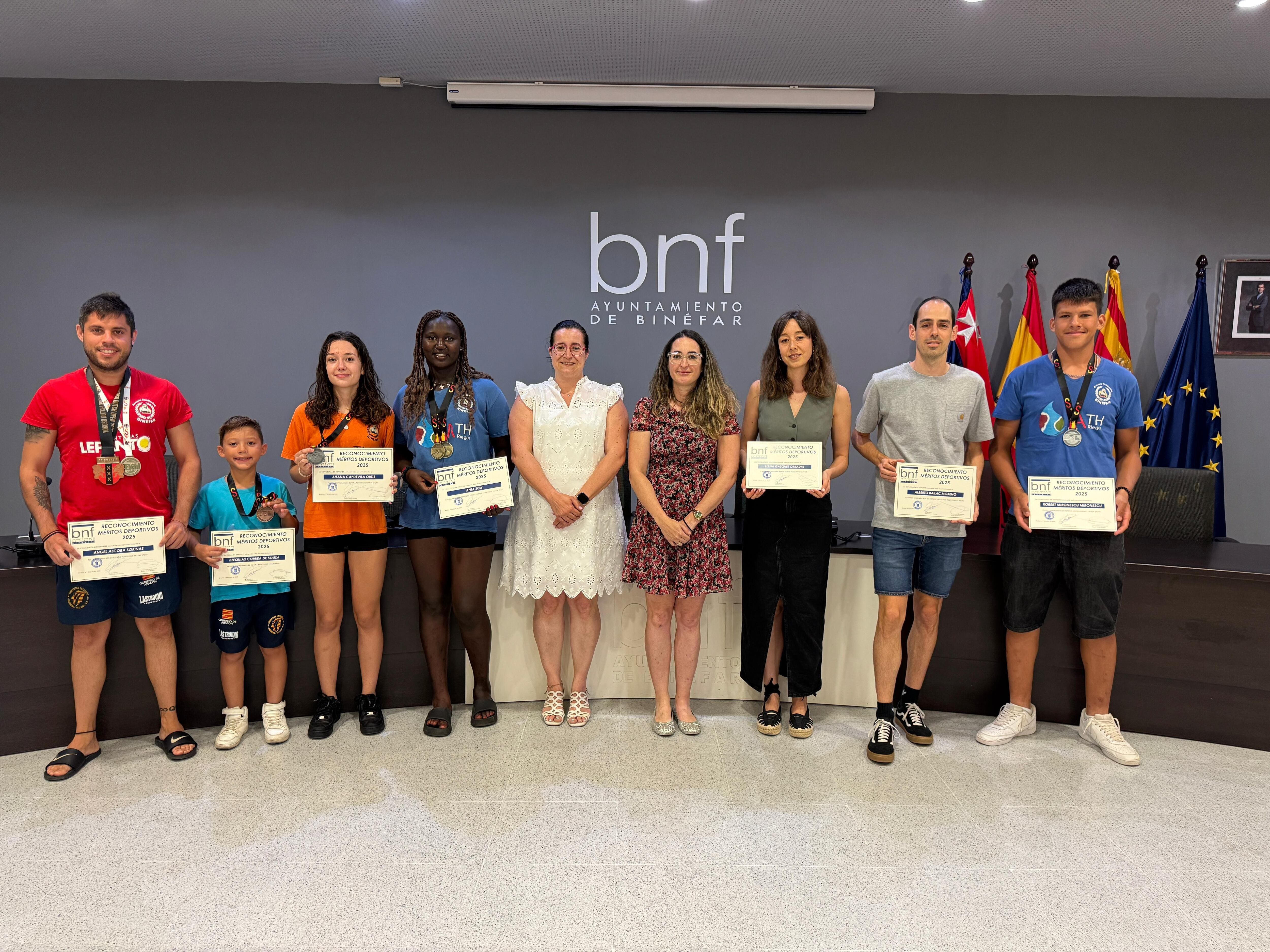 Foto de familia de los galardonados y las autoridades. Foto: Ayto. Binéfar