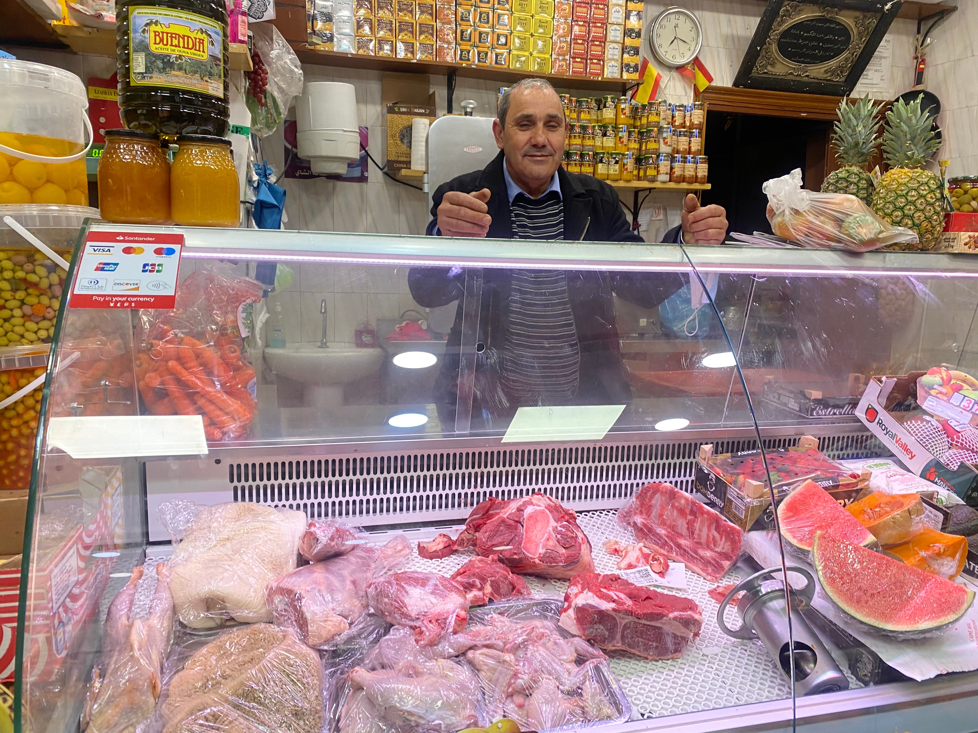 Mohammed en la Carnicería Colón de Cuenca donde vende carne &#039;halal&#039;.