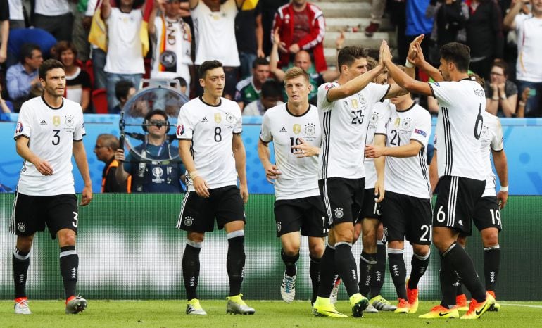 Mario Gomez consigue el gol de la victoria de Alemania contra Irlanda del Norte.