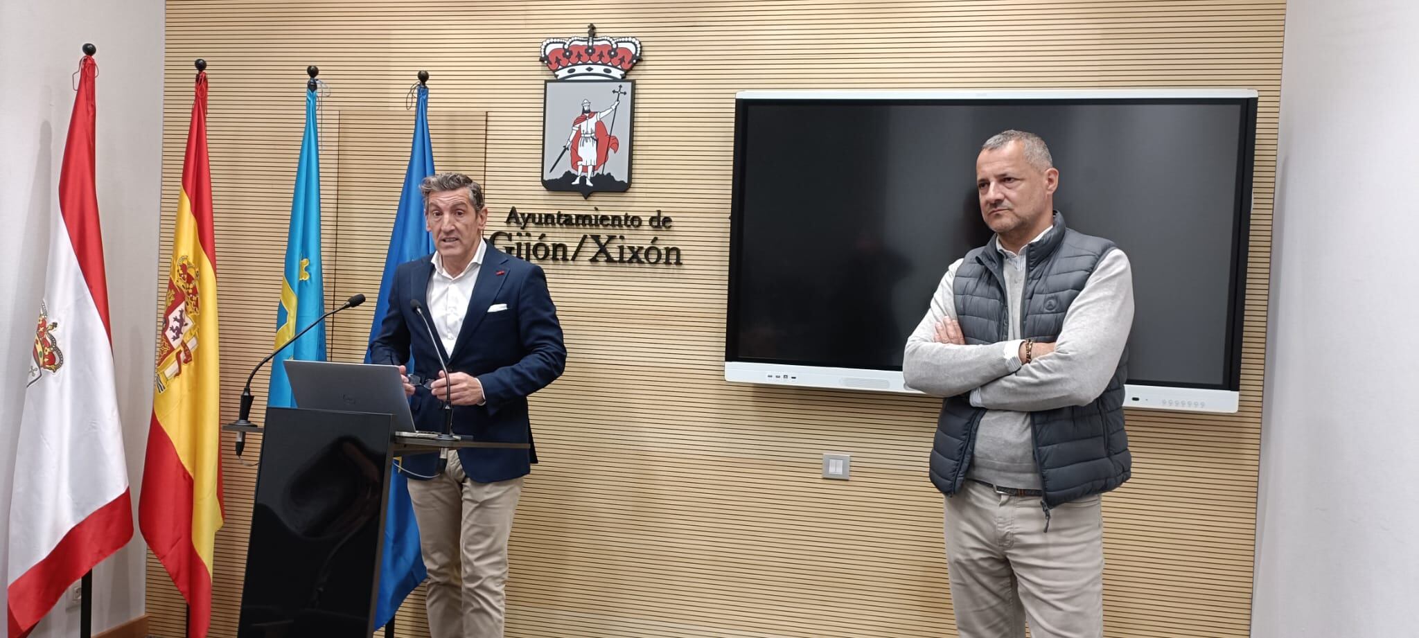 Jorge Pañeda, concejal de Deportes y Educación de Gijón, y Fernando Castaño (presidente de la Federación Asturiana de Tenis) en rueda de prensa.