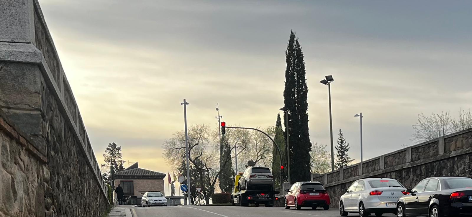 Imagen de archivo de dos de los cipreses, al fondo, que se ubicaban junto a la escalinata del Parque de la Vega de Toledo