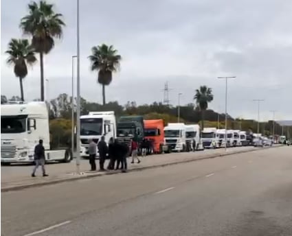 Camiones parados en Los Barrios