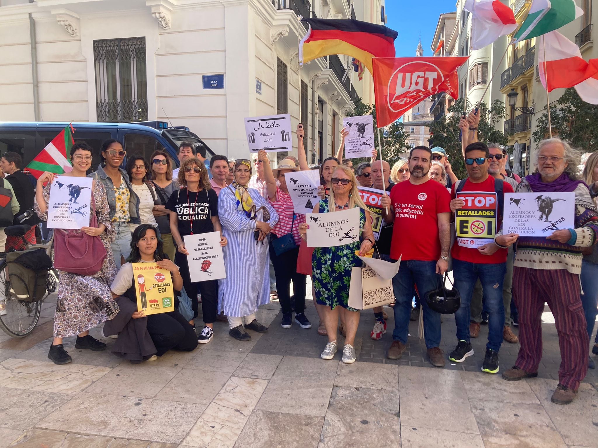 Manifestación en les Corts en contra de los recortes en las EOI