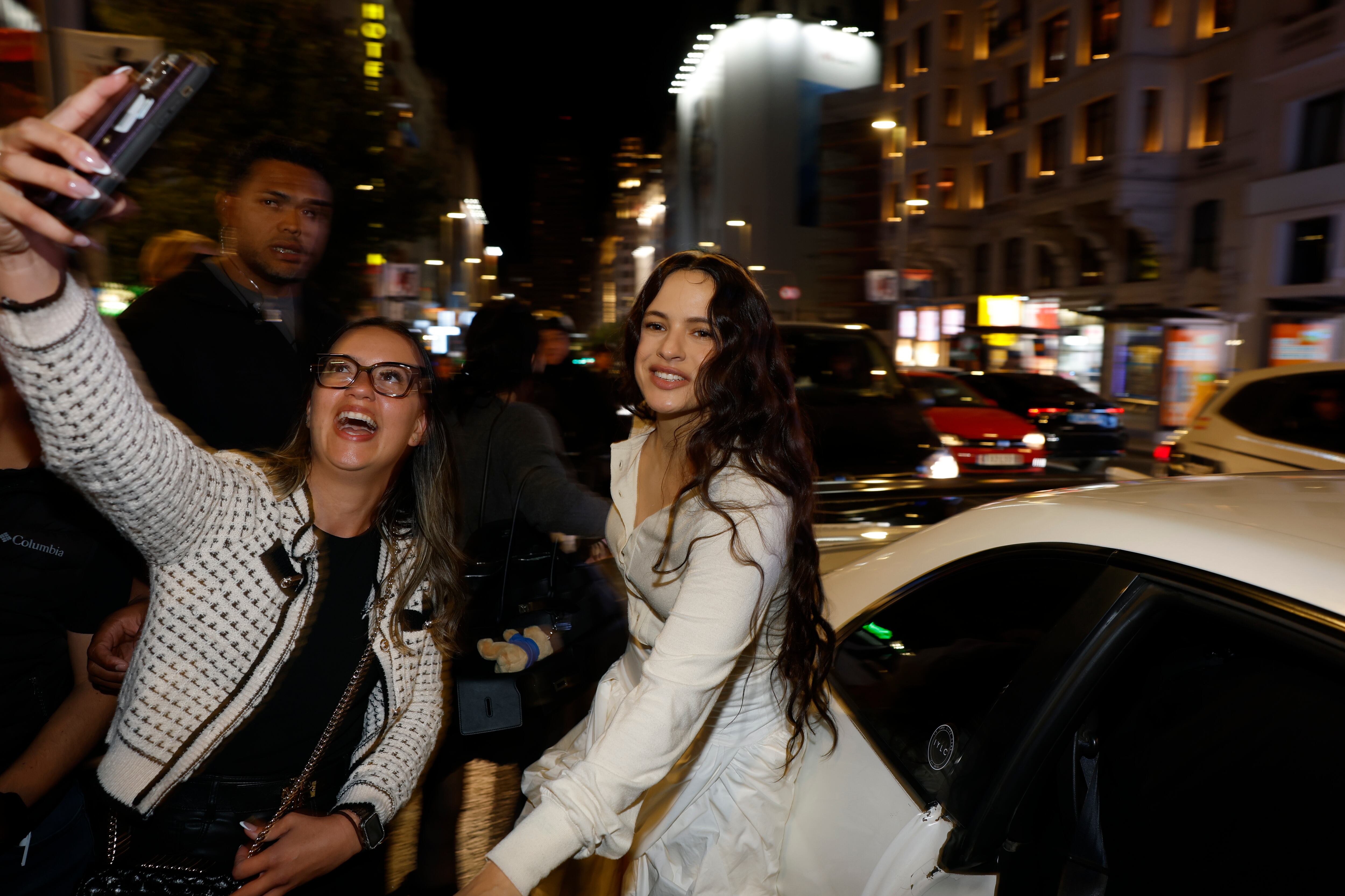 La artista Rosalía a su llegada a Callao en una aparición sorpresa para presentar su cuarto álbum, este lunes en Madrid