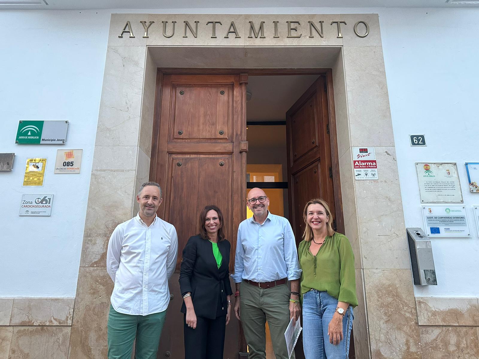 Un momento el encuentro a las puertas del Ayuntamiento de Cártama (Málaga)