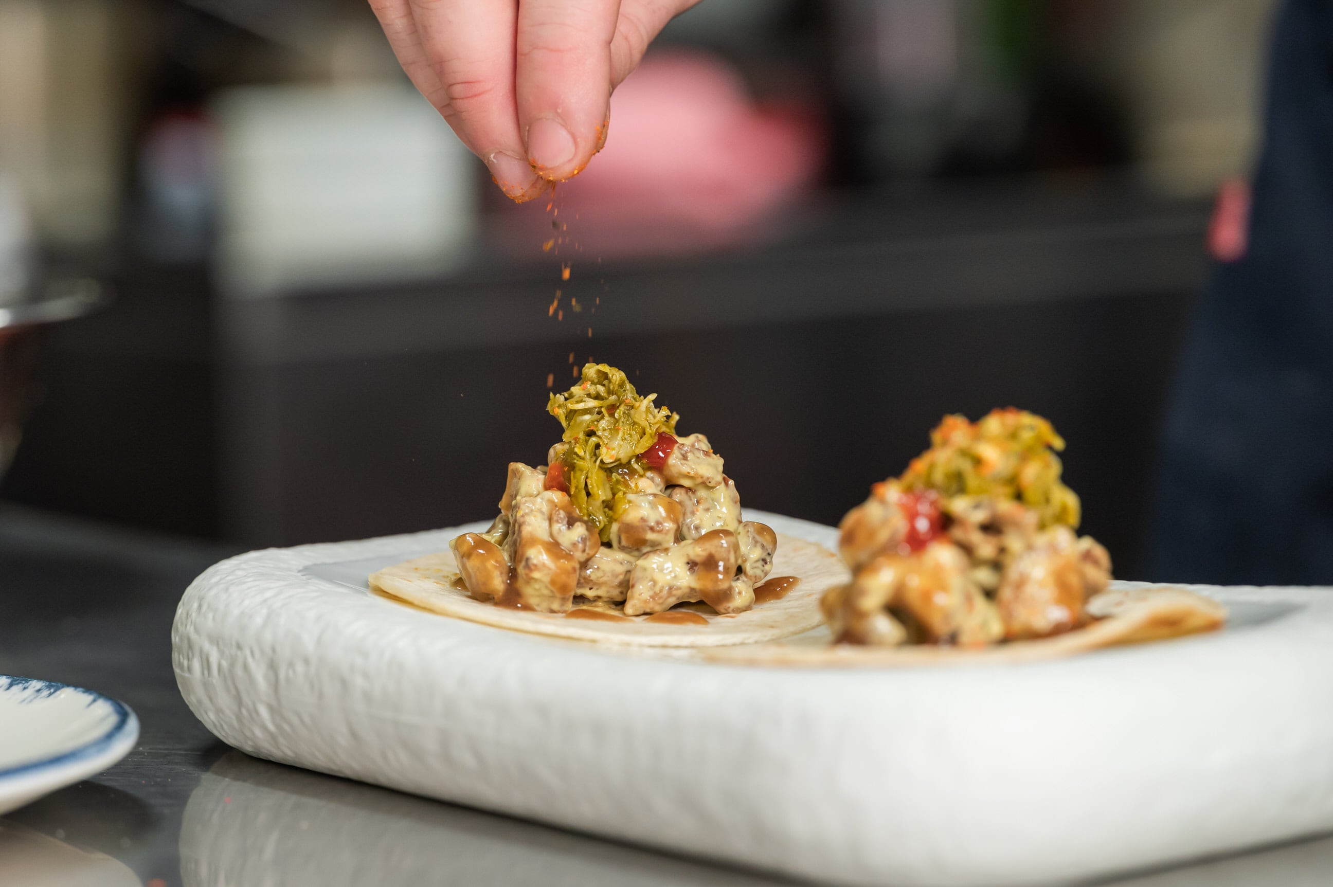 Tacos de molleja de ternera con mahonesa de chimichurri, ensalada de col y manzana verde (El Lince).