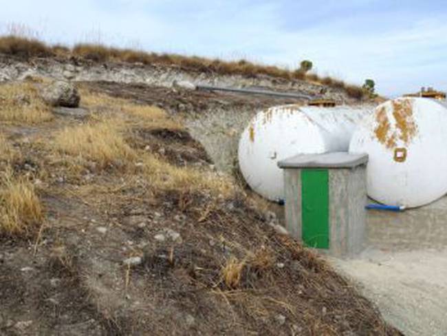 Terrenos usurpados con depósitos instalados