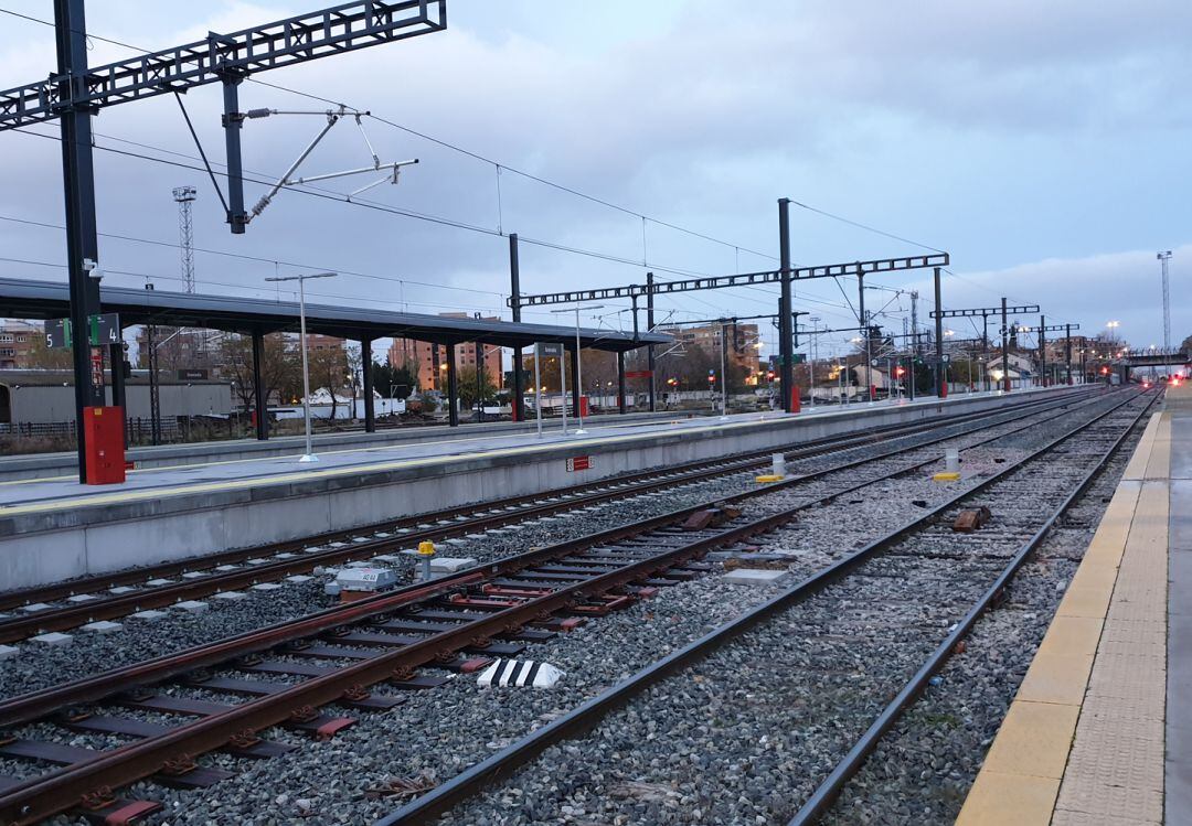 Línea del AVE en la estación de tren de Granada