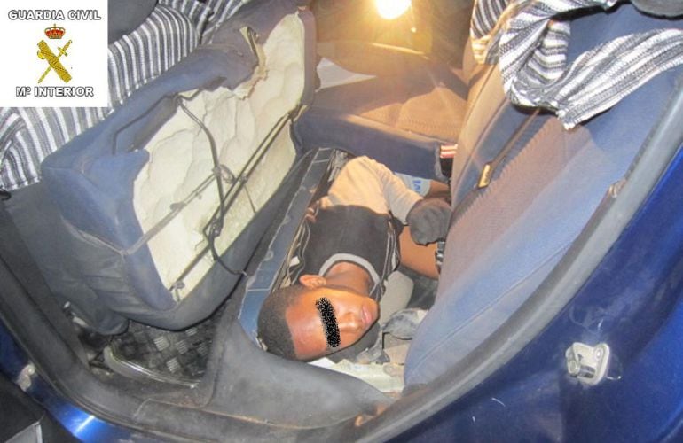 Tres inmigrantes son rescatados en dobles fondos de un mismo vehículo.