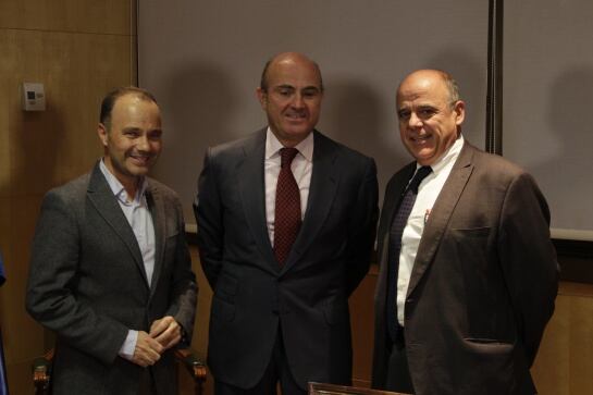 Luis de Guindos junto a Jose Antonio Marcos y Emilio de la Peña