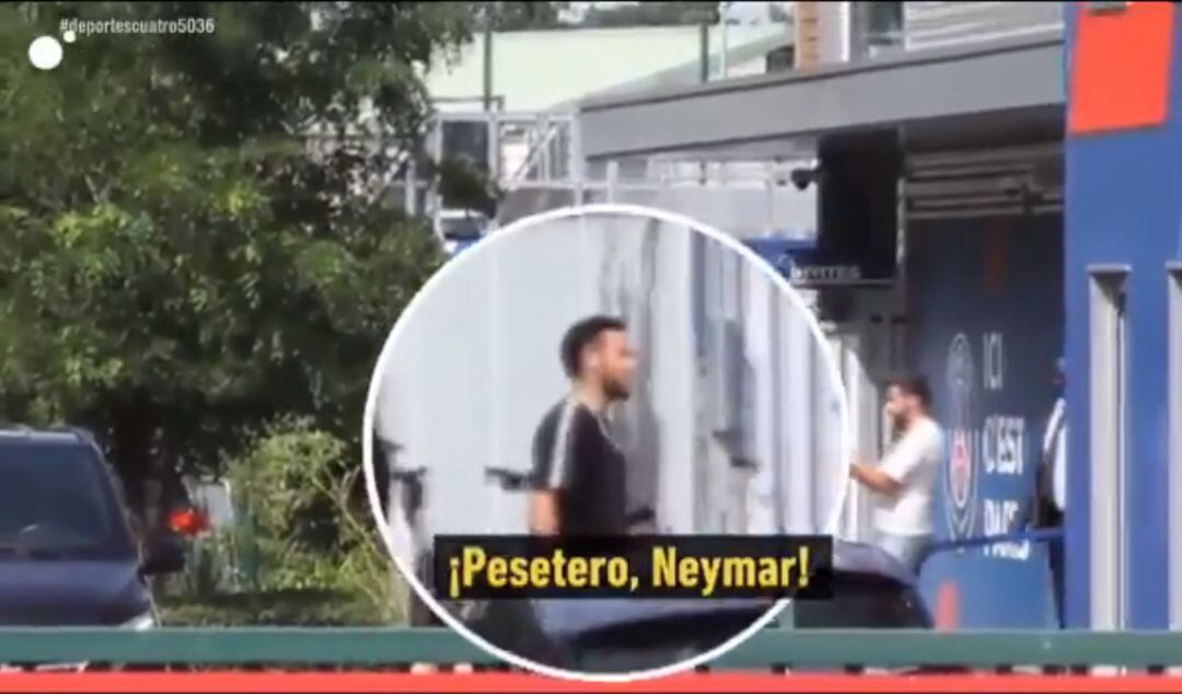 Neymar sale de las instalaciones deportivas del PSG