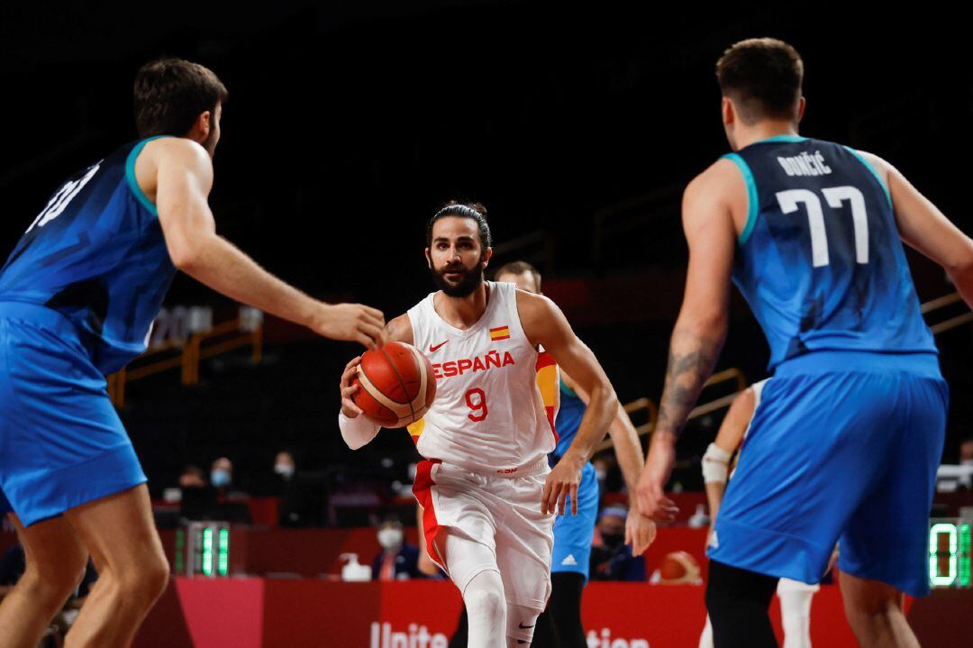 El base español Ricky Rubio (c) bota el balón ante la defensa de los eslovenos Mike Tobey (i) y Luka Doncic (d)