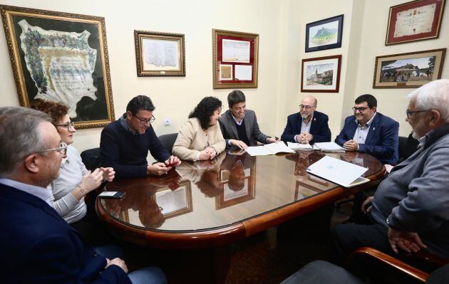 El presidente de la Diputación de Alicante visita el Ayuntamiento de Sax