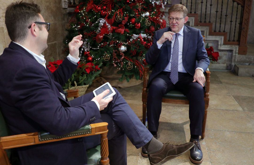 En la imagen, el president de la Generalitat Ximo Puig y el director de Contenidos de la Cadena SER en la Comunitat Valenciana Julián Giménez durante la entrevista grabada en el patio gótico del Palau de la Generalitat