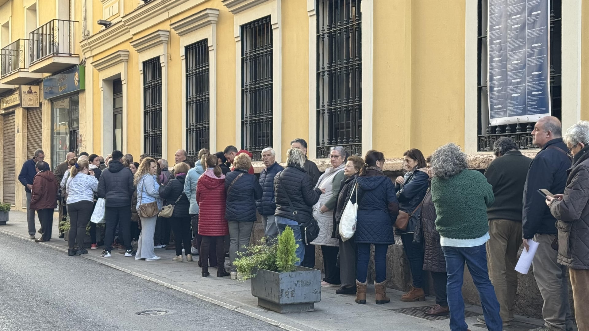 Colas en el edificio de San Luis de Antequera para comprar el Bonoconsumo
