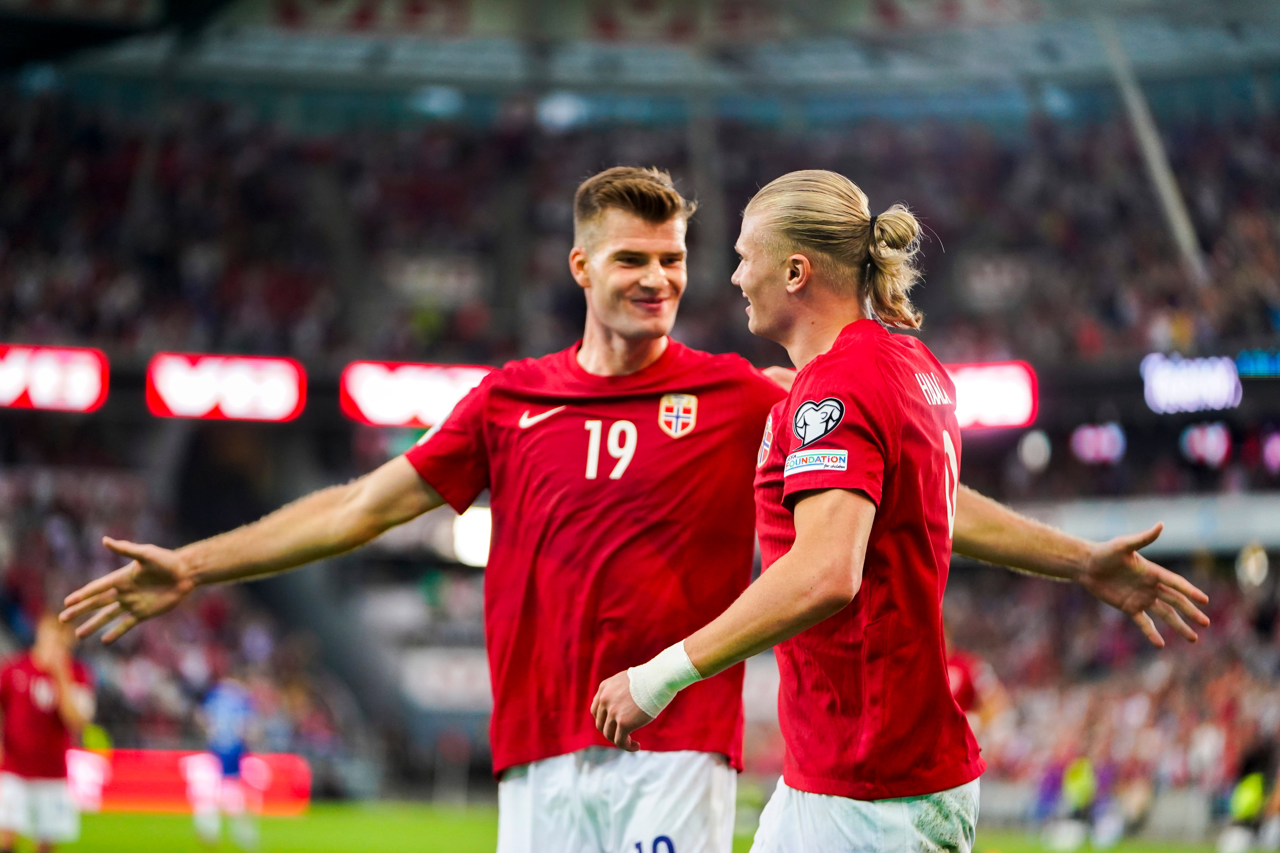 Oslo (Norway), 20/06/2023.- Erling Braut Haaland (R) of Norway celebrates with Alexander Sorloth after scoring the 3-0 goal during the UEFA Euro 2024 qualifying soccer match between Norway and Cyprus in Oslo, Norway, 20 June 2023. (Chipre, Noruega) EFE/EPA/Terje Pedersen NORWAY OUT
