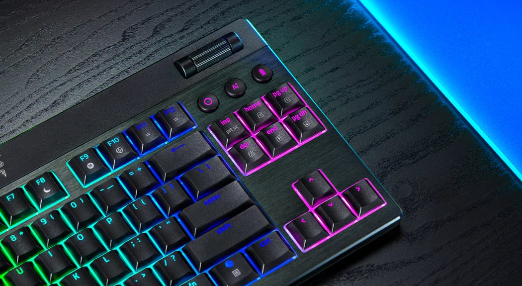 Con tres teclas especiales.