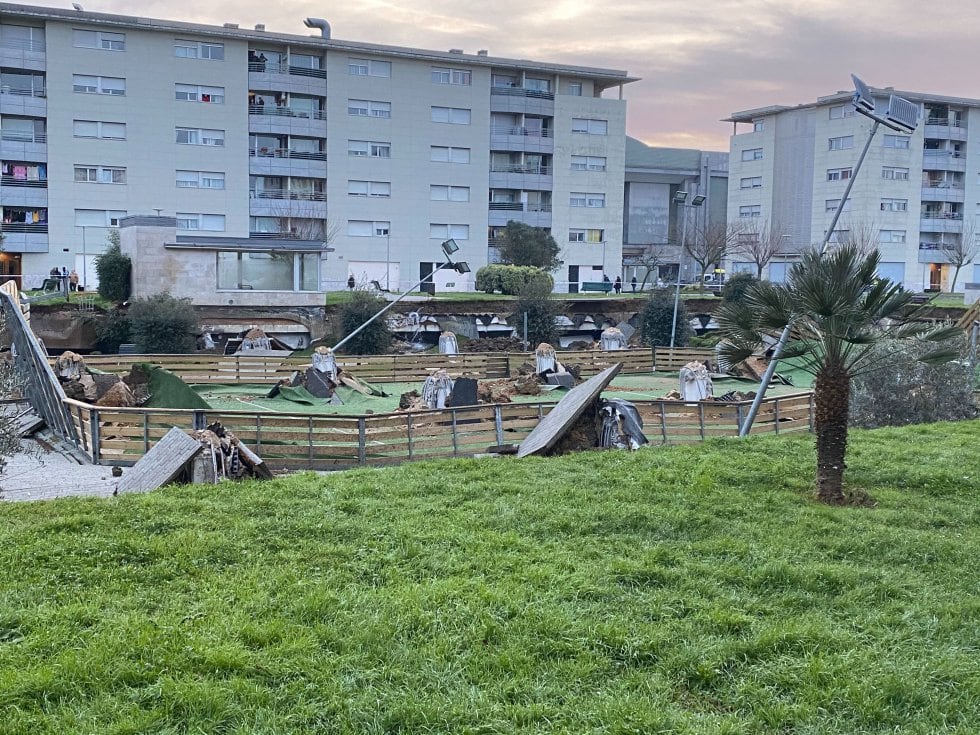 El parque infantil afectado está en el barrio de Nueva Montaña, en Santander. El forjado de un aparcamiento privado, frente al centro comercial de El Corte Inglés, se ha desplomado.