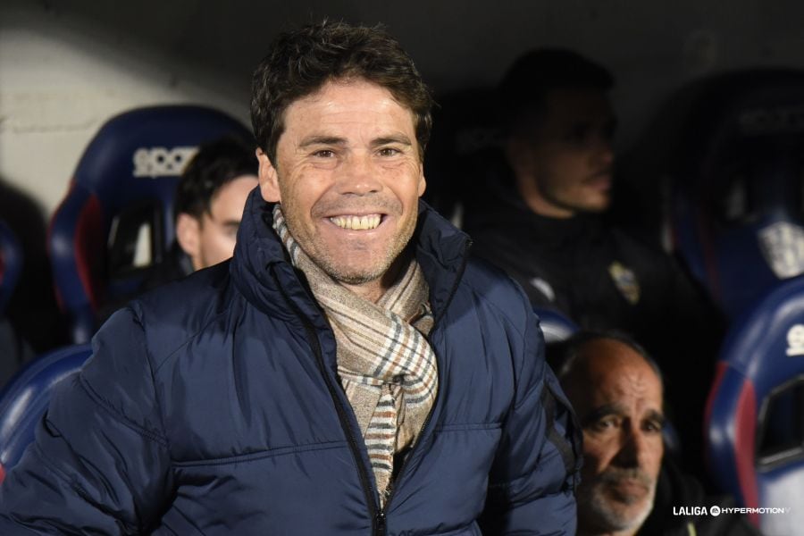 El entrenador catalán del Almería en el banquillo en El Alcoraz de Huesca.