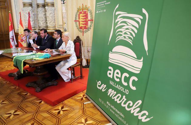 Presentación de la Marcha solidaria, con Pedro Vizán, al fondo de la imagen