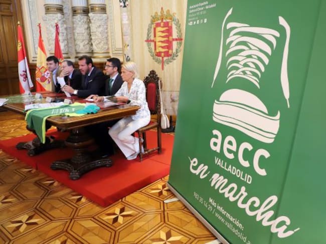 Presentación de la Marcha solidaria, con Pedro Vizán, al fondo de la imagen