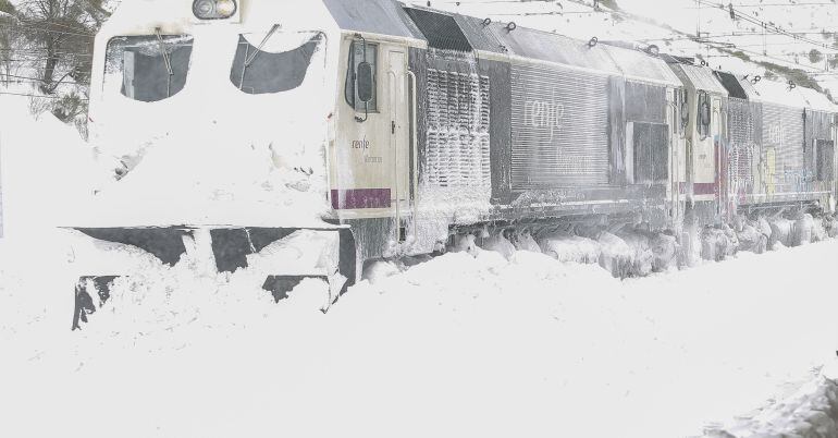 Estación de tren de Busdongo (León) afectada por el temporal de nieve