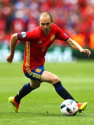 Iniesta, en una de sus galopadas por el césped de Toulouse