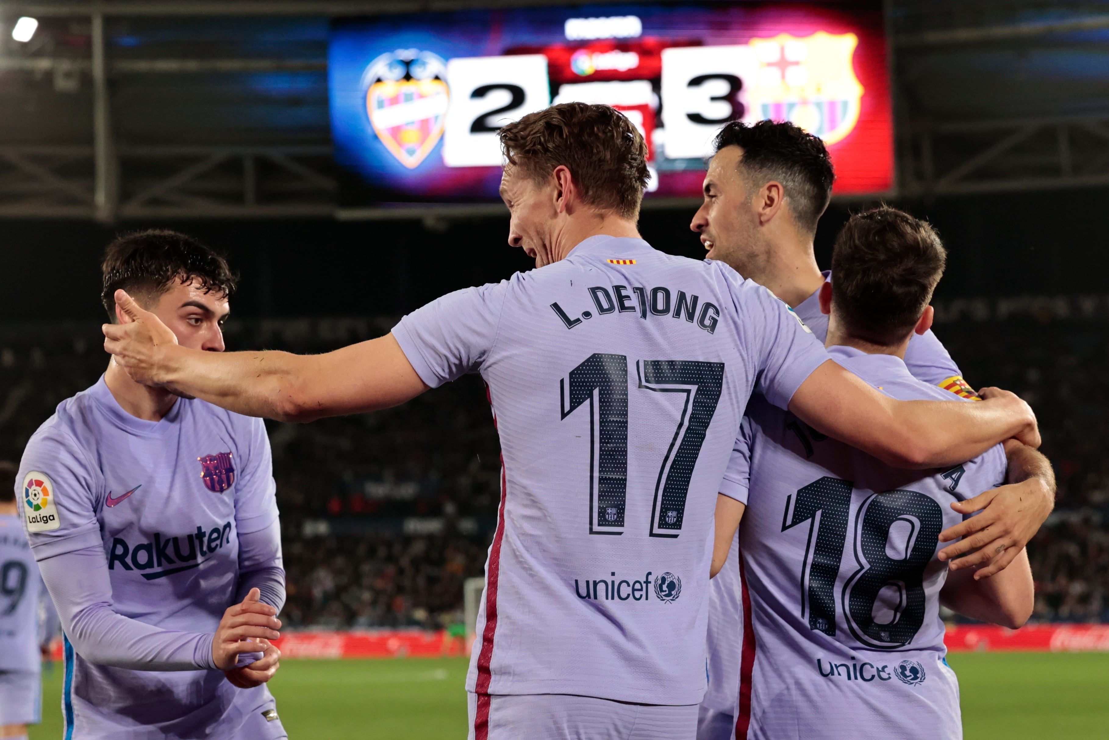 El Barcelona celebra un gol en liga. En esta competición le quedan ocho partidos por jugar. EFE/Biel Aliño